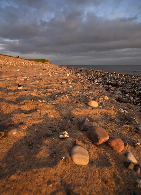 Nice light - The sun is setting giving a warm light on the beach